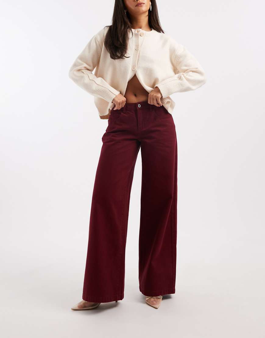 WeWoreWhat - Relaxed-Fit-Jeans in dunklem Kirschrot mit niedrigem Bund WeWoreWhat - Relaxed-Fit-Jeans in dunklem Kirschrot mit niedrigem Bund von WeWoreWhat