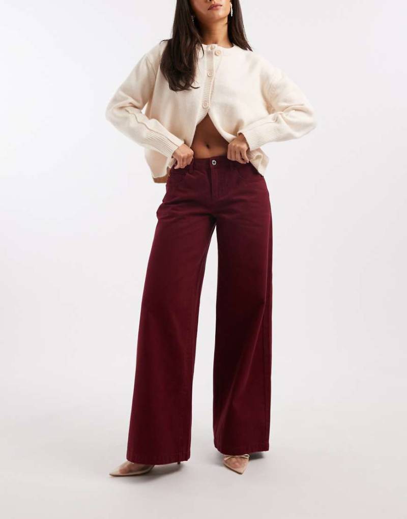 WeWoreWhat - Relaxed-Fit-Jeans in dunklem Kirschrot mit niedrigem Bund von WeWoreWhat