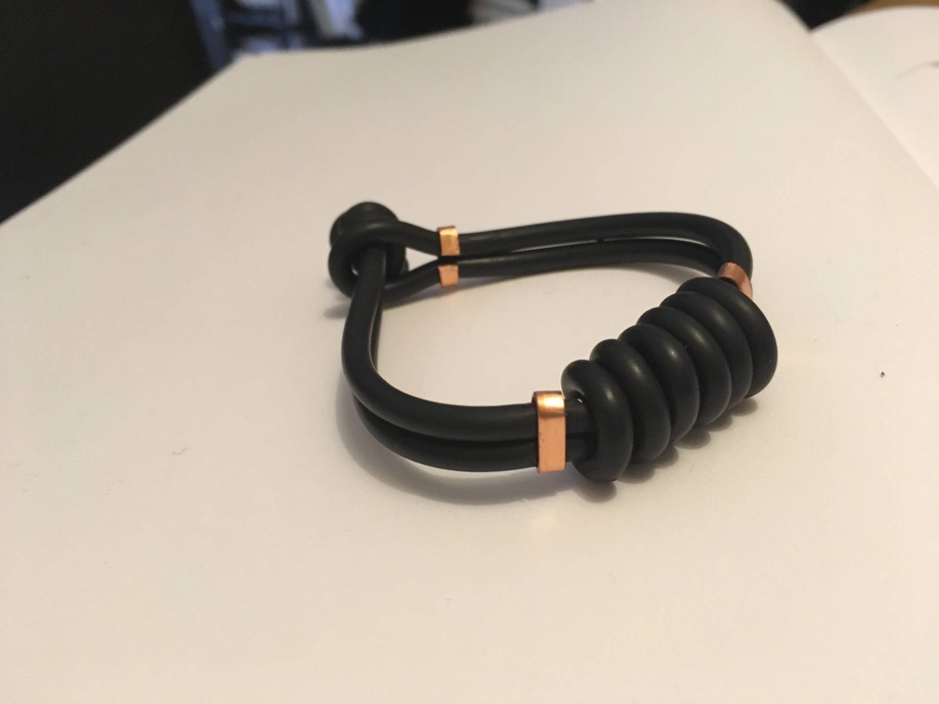 Naturkautschuk Armband, Caoutchouc Schmuck, Gummi-Schmuck, Recycling-Gummi, Messingdraht, Handgemachte Naturkautschuk Armband, Caoutchouc Schmuck, Gummi-Schmuck, Recycling-Gummi, Messingdraht, Handgemachte von WearAndTearJewellery