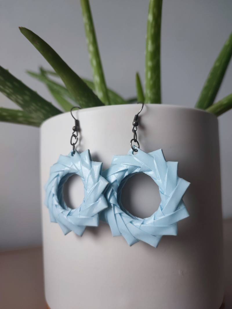 Hellblaue Origami-Papierohrringe Geschenk-Creolen Hellblaue Origami-Papierohrringe Geschenk-Creolen von WearOrigami