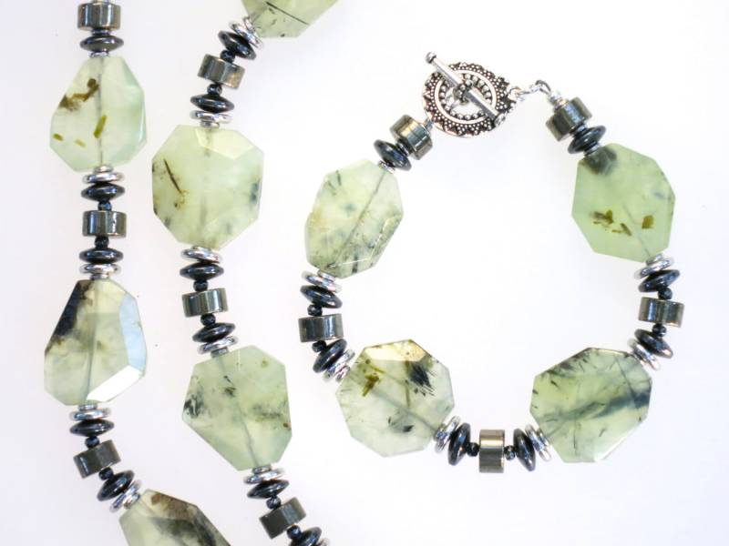 Prehnit, Pyrit Und Hämatit Armband Mit Glas Kristall Rhodium Plattiert Perlen Silber Karabiner-Verschluss Prehnit, Pyrit Und Hämatit Armband Mit Glas Kristall Rhodium Plattiert Perlen Silber Karabiner-Verschluss von WearStoneDesign