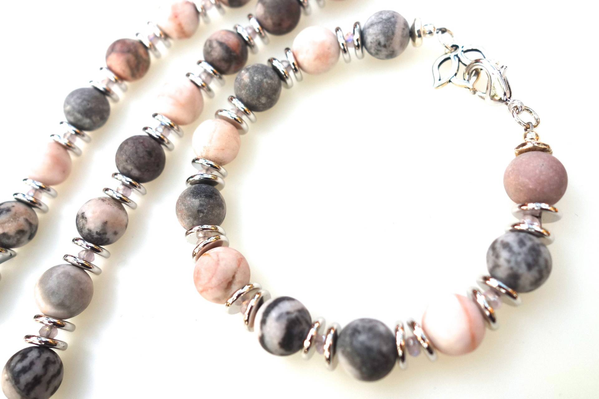 Rosa Zebra Jasper Mit Rhodium-Perlen, Rosa Kristall, Silber Und Rhodium Verschluss Rosa Zebra Jasper Mit Rhodium-Perlen, Rosa Kristall, Silber Und Rhodium Verschluss von WearStoneDesign