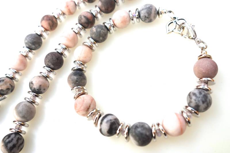 Rosa Zebra Jasper Mit Rhodium-Perlen, Rosa Kristall, Silber Und Rhodium Verschluss Rosa Zebra Jasper Mit Rhodium-Perlen, Rosa Kristall, Silber Und Rhodium Verschluss von WearStoneDesign