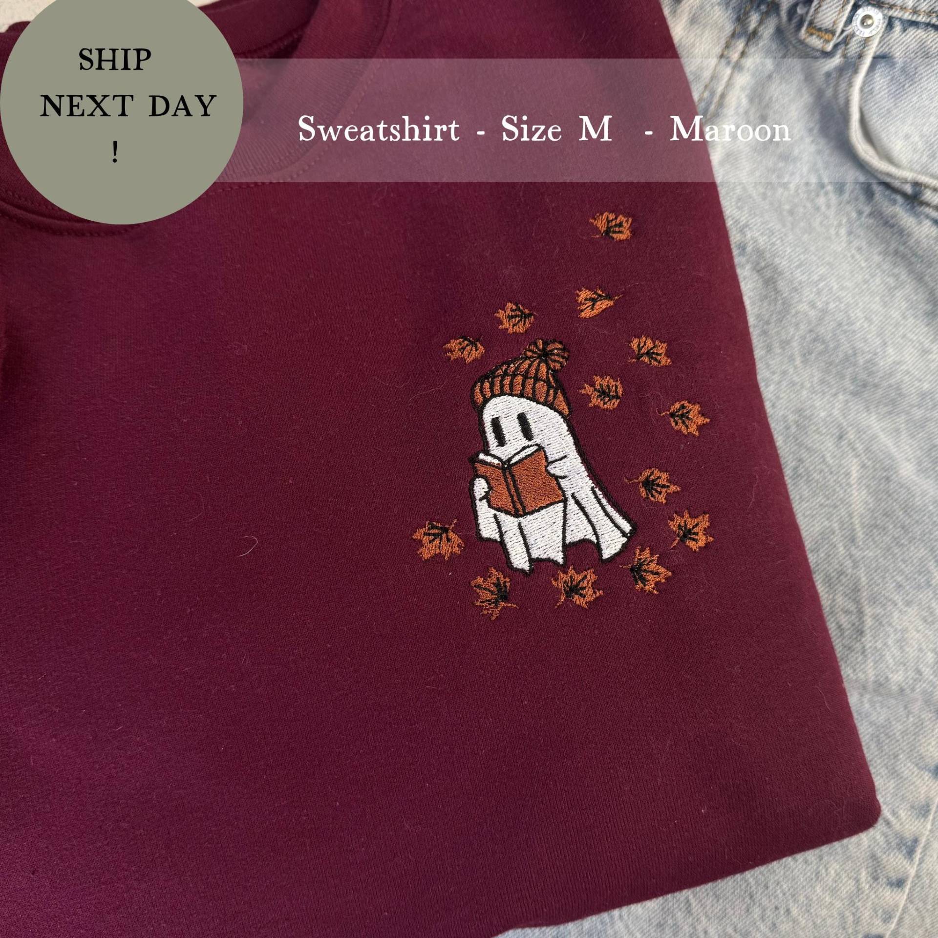 Besticktes Geister - Und Buch-Sweatshirt Größe M Maroon, Süßes Halloween-Saisongeschenk, Ghost Leaf Crewneck, Buchliebhaber Crewneck Besticktes Geister - Und Buch-Sweatshirt Größe M Maroon, Süßes Halloween-Saisongeschenk, Ghost Leaf Crewneck, Buchliebhaber Crewneck von WearTide