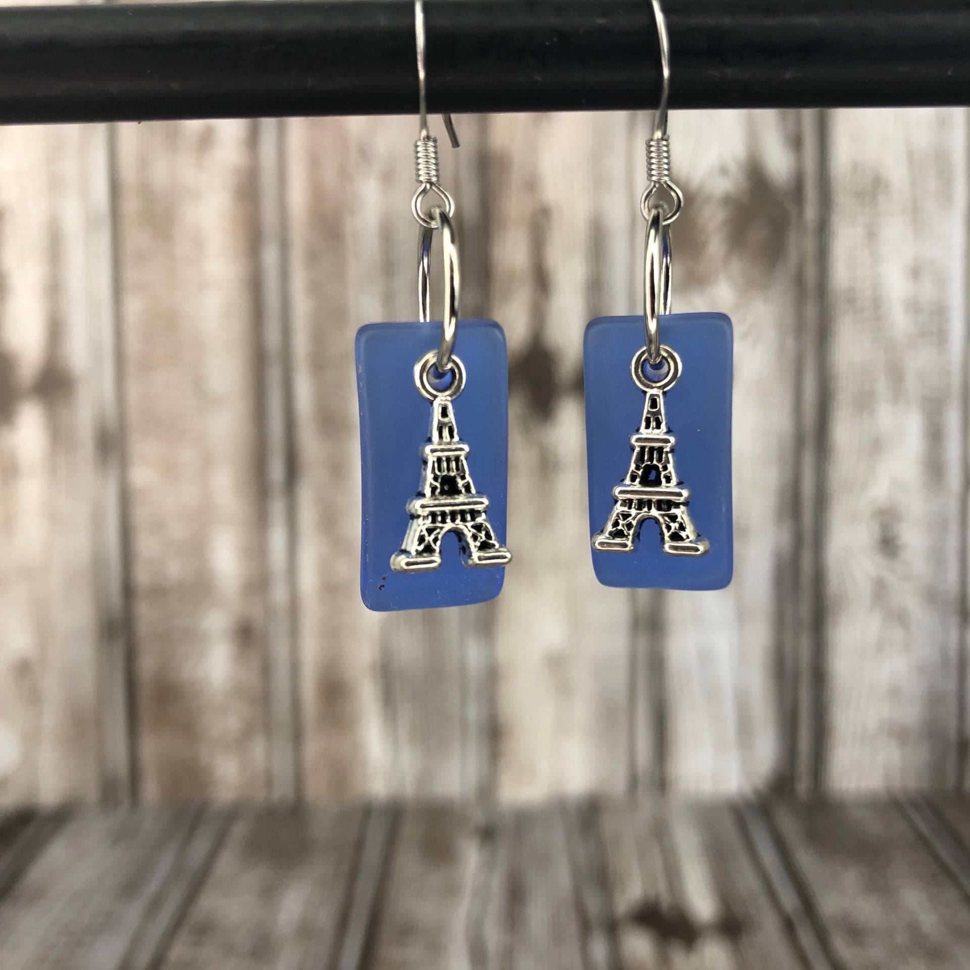 Sea Beach Blue Glass Dangle Earrings Eiffelturm Surgical Steel Ear Wire von WearableKitchen