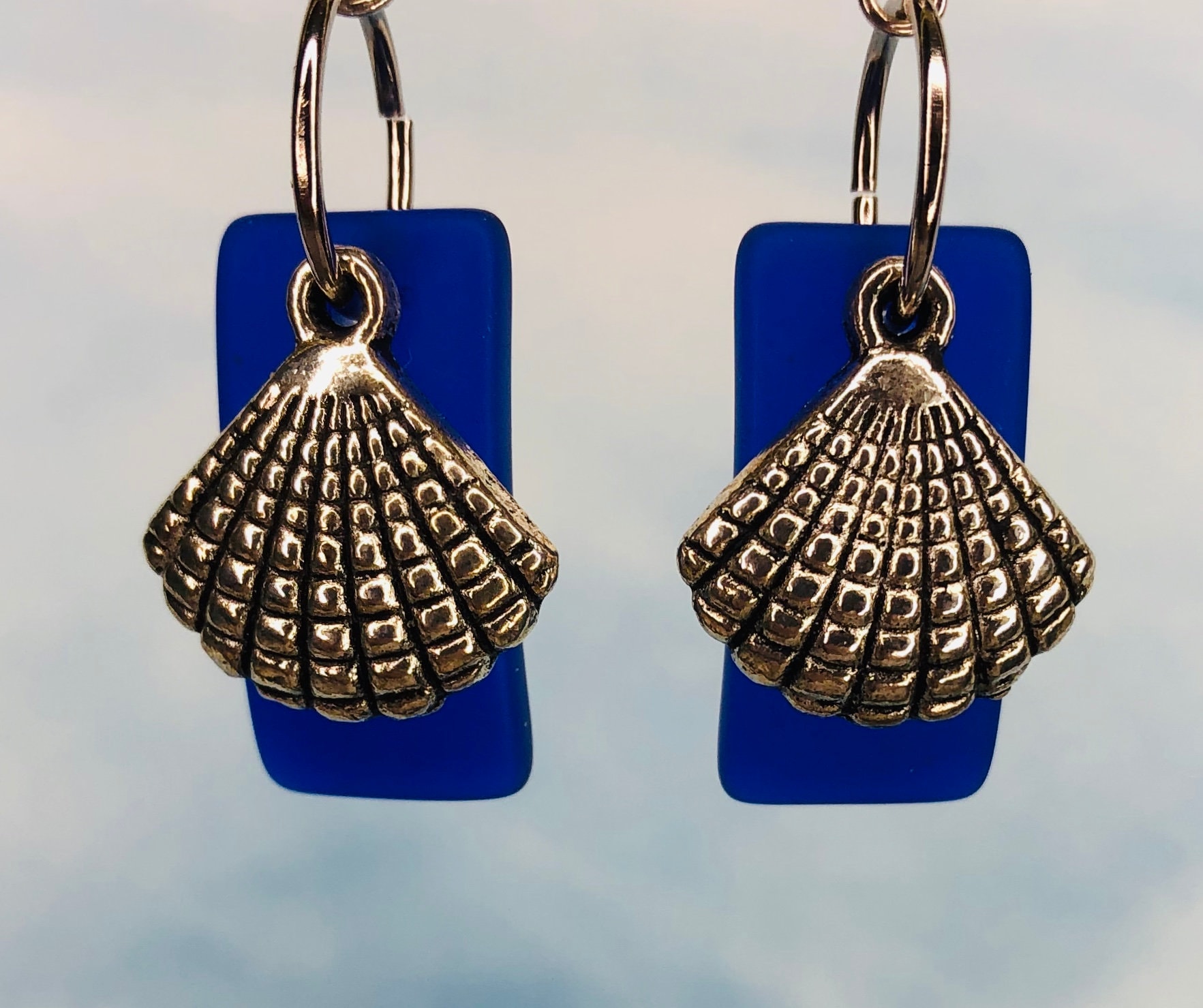 Sea Beach Glass Blue Dangle Earrings Shell Surgical Steel Ear Wire Scallop von WearableKitchen