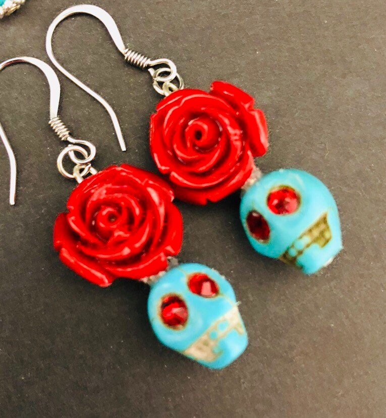 Türkis Blau Zucker Schädel Rote Rose Blume Baumseider Ohrringe von WearableKitchen