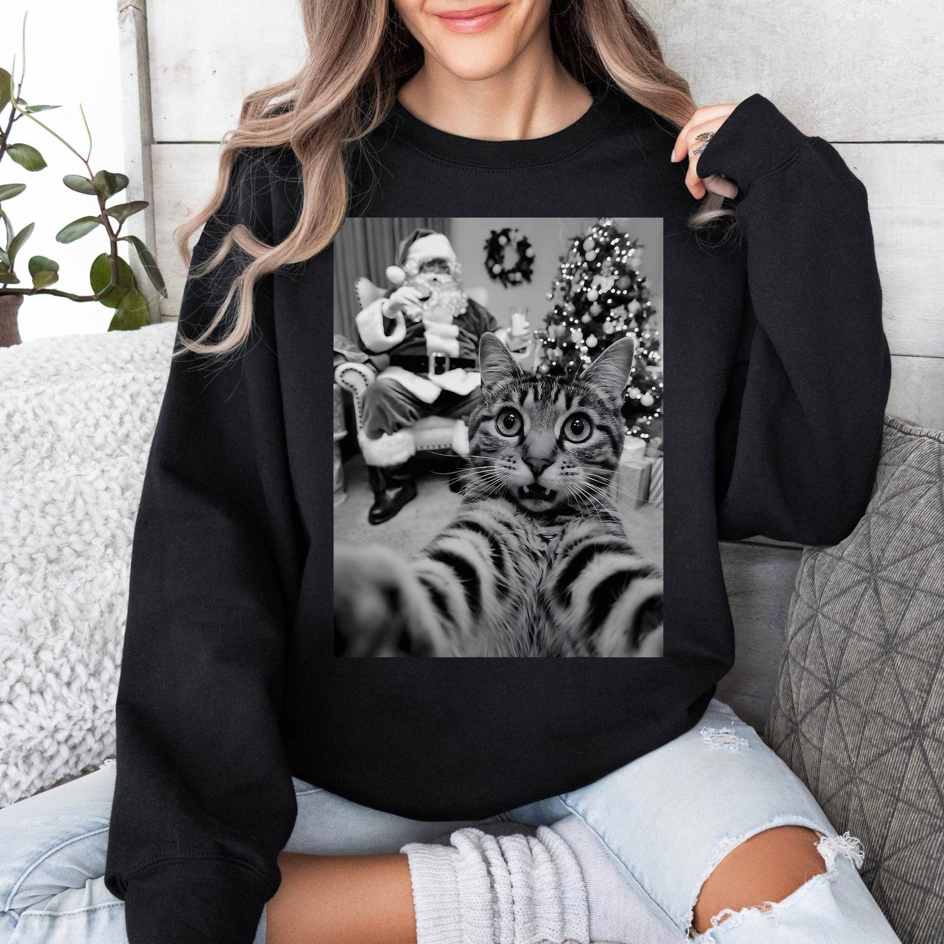 Lustige Katze Selfie Mit Santa Sweatshirt, Weihnachtskatzenliebhaber Pullover, Niedlicher Urlaub Crewneck, Festliches Weihnachtsgeschenk Für Männer von WearbyAnke