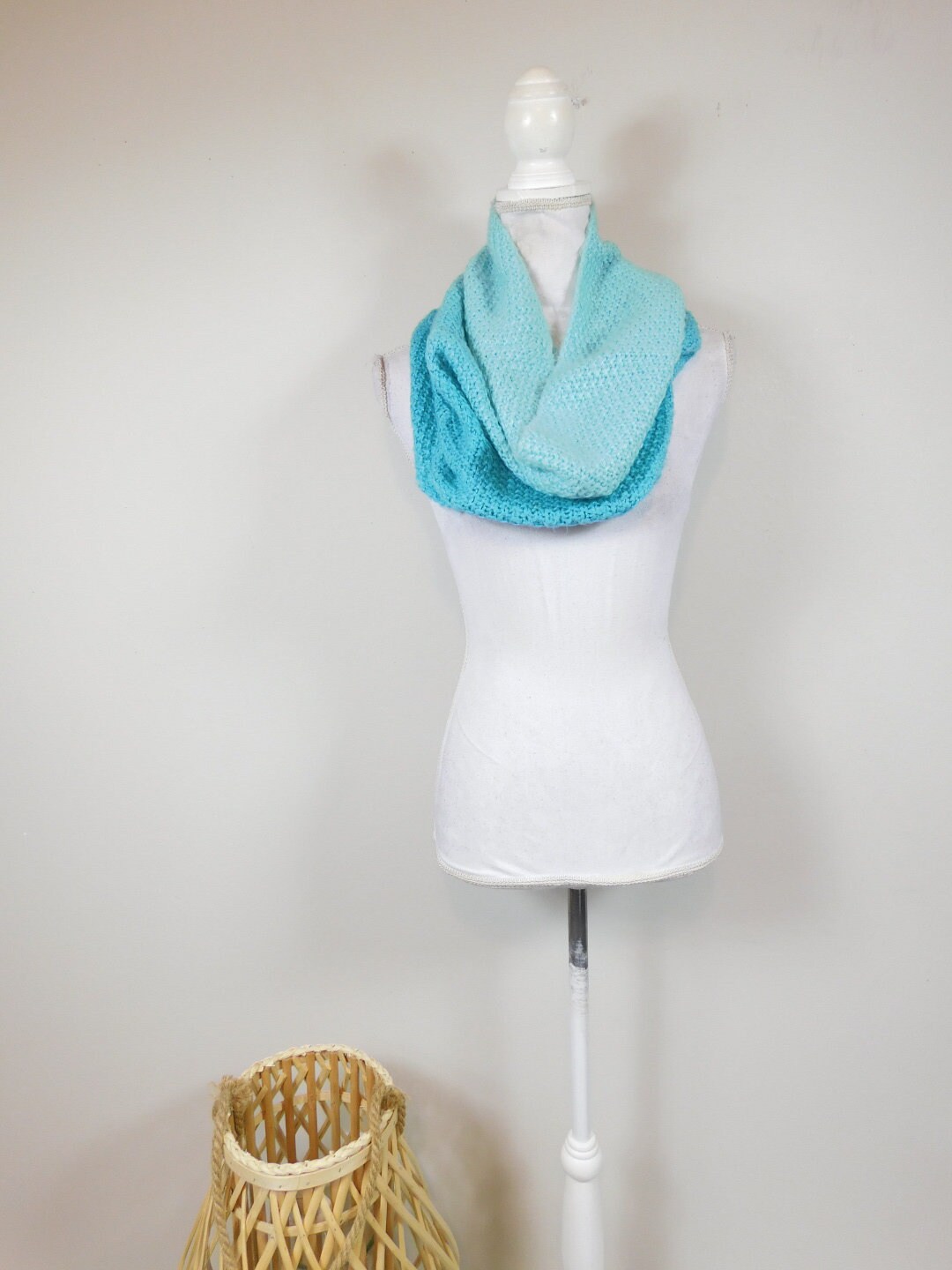 Vintage 00S Aqua Hell Blau Ombre Gestrickt Gehäkelt Grobstrick Dicken Schal Infinity Loop Acryl Leichte Halstuch Accessoire von WearingMeOutVtg