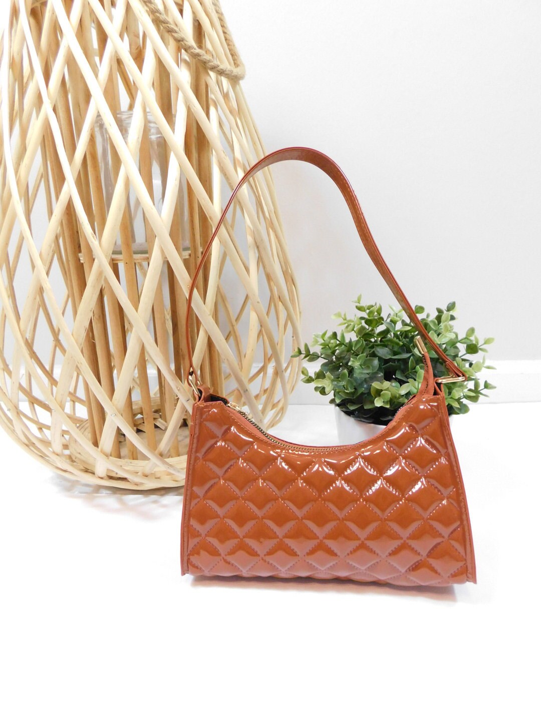 Vintage 00S Camel Braun Faux Lackleder Shiny Quilted Embossed Geometrisch Kleine Schulter Baguette Geldbörse Tasche Mode-Accessoire Vintage 00S Camel Braun Faux Lackleder Shiny Quilted Embossed Geometrisch Kleine Schulter Baguette Geldbörse Tasche Mode-Accessoire von WearingMeOutVtg