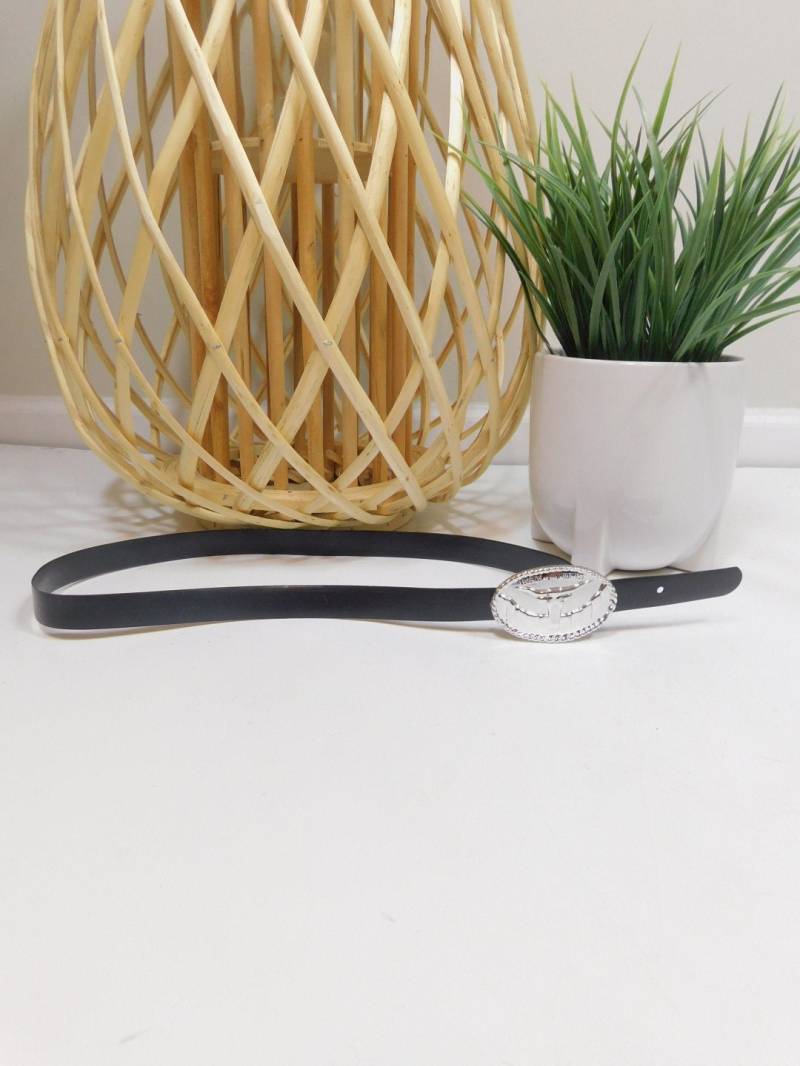 Vintage 80Er Jahre Schwarz Silber Anhänger Schnalle Country Western Legends Of The Wildwest Kunststoff Skinny Gürtel Mode Accessoire Sz Xs von WearingMeOutVtg