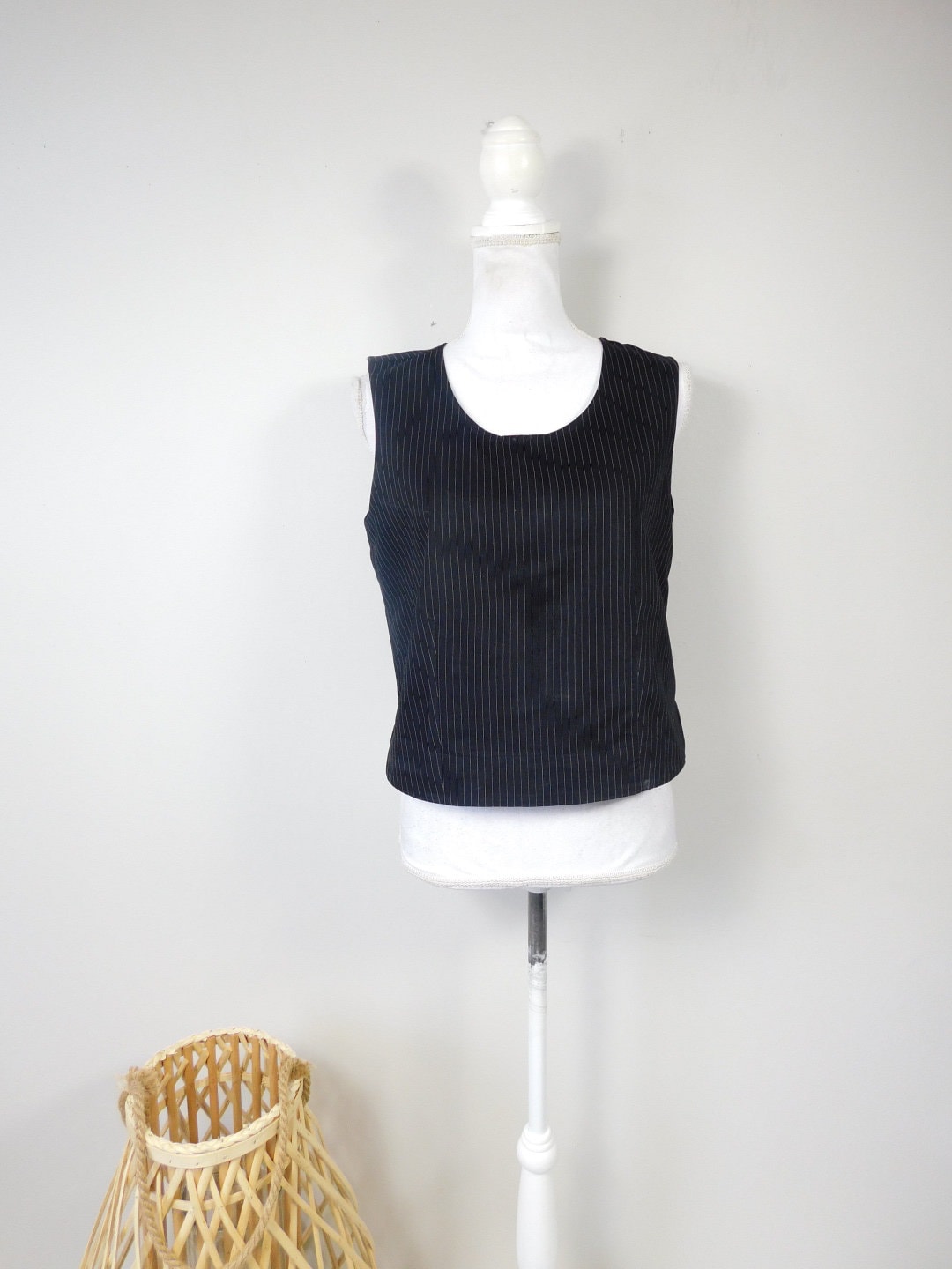 Vintage 90Er Jahre Kess Schwarz Weiß Vertikaler Pin Gestreifter Druck Button Down Zurück Ärmelloses Shirt Tank Top Bluse Formelle Weste Sz Large von WearingMeOutVtg