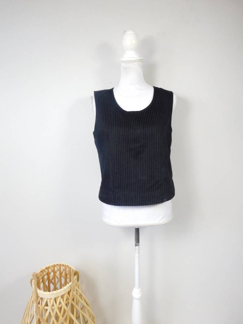 Vintage 90Er Jahre Kess Schwarz Weiß Vertikaler Pin Gestreifter Druck Button Down Zurück Ärmelloses Shirt Tank Top Bluse Formelle Weste Sz Large von WearingMeOutVtg