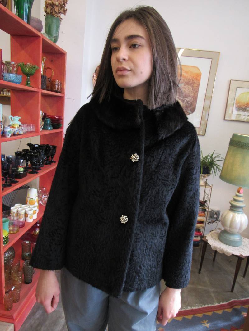 Ausverkauf 50Er Jahre Schwarzer Kurzer Wollmantel Und Nerzkragen Strassknöpfe von WearingRetro
