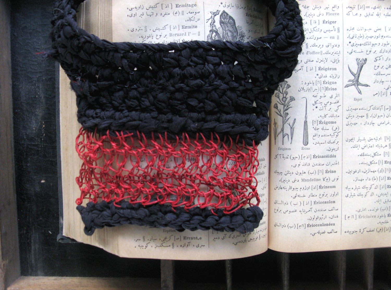 Als Bib Papier Garn Halskette, Schwarz Seidengarne, Rote Klobige Kette Häkeln von WearitCrochet