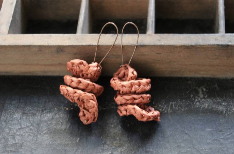 Bast Ohrringe, Handgemachte Garn Häkeln Schmuck, Koralle Spirale von WearitCrochet