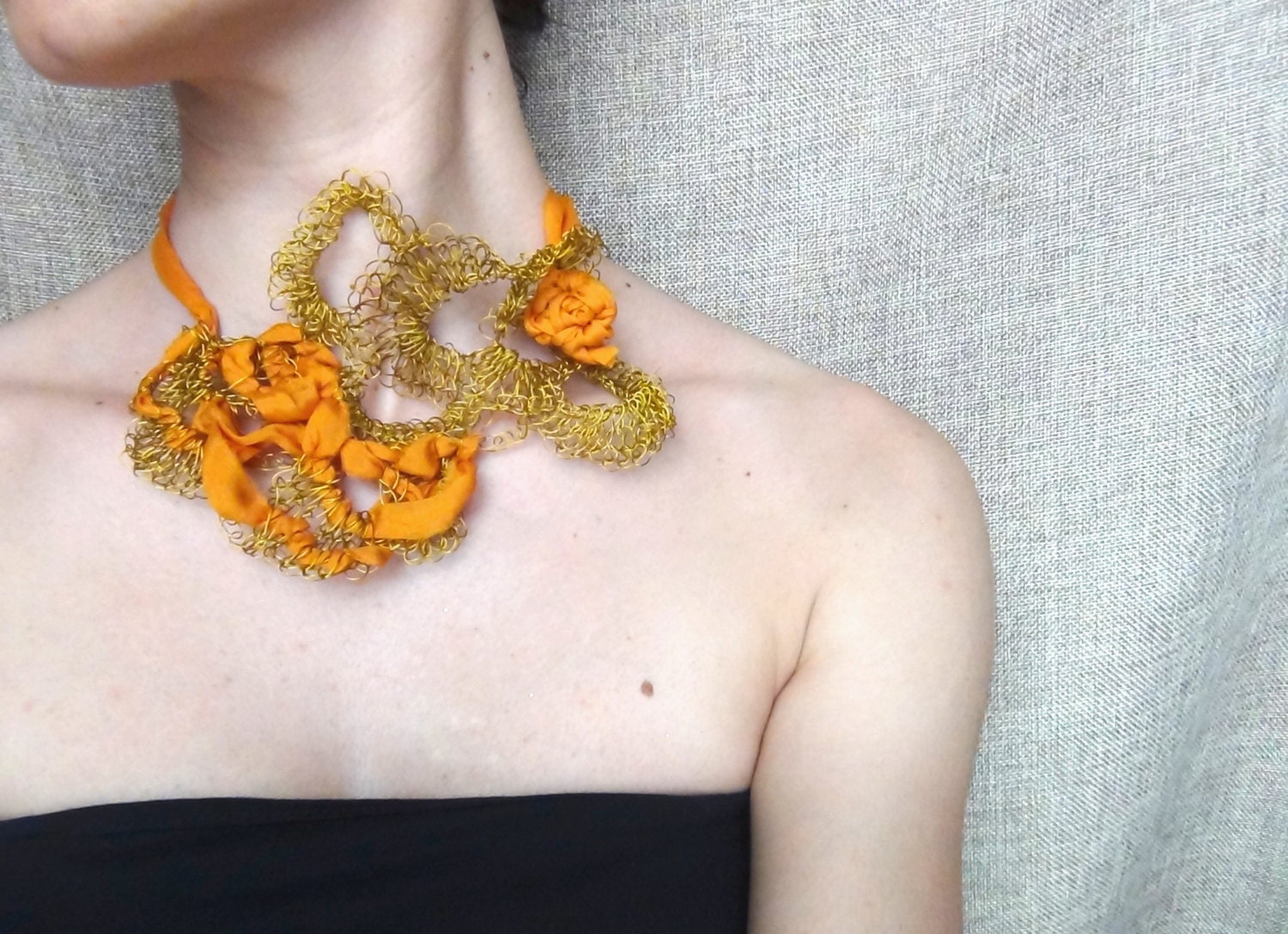 Draht Häkeln Halskette, Schmuck, Seide Orange Garn, Textilschmuck, Lätzchen Halskette von WearitCrochet