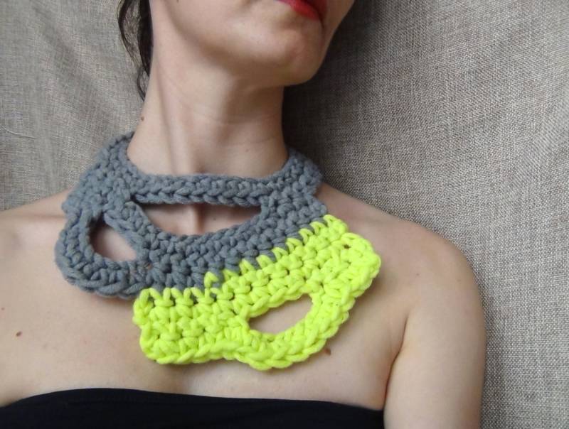 Gehäkelte Halskette, Sperrgarnitur, Freiform Gehäkelt, Graues Neongarn, Chunky Statement Schmuck von WearitCrochet