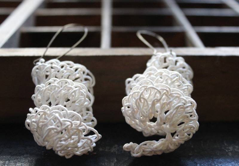 Gehäkelte Ohrringe, Papier-Garn-Schmuck, Textil, Handgefertigten Schmuck, Weiße Spirale Garn Ohrringe von WearitCrochet