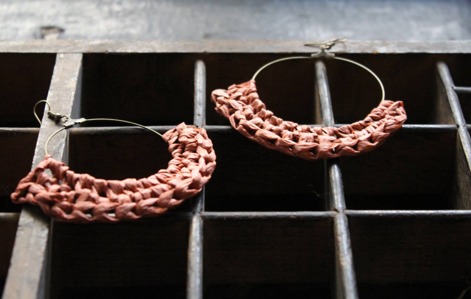 Häkeln Ohrringe, Raffia, Staubig Rosa, Creolen, Garn Ohrringe von WearitCrochet