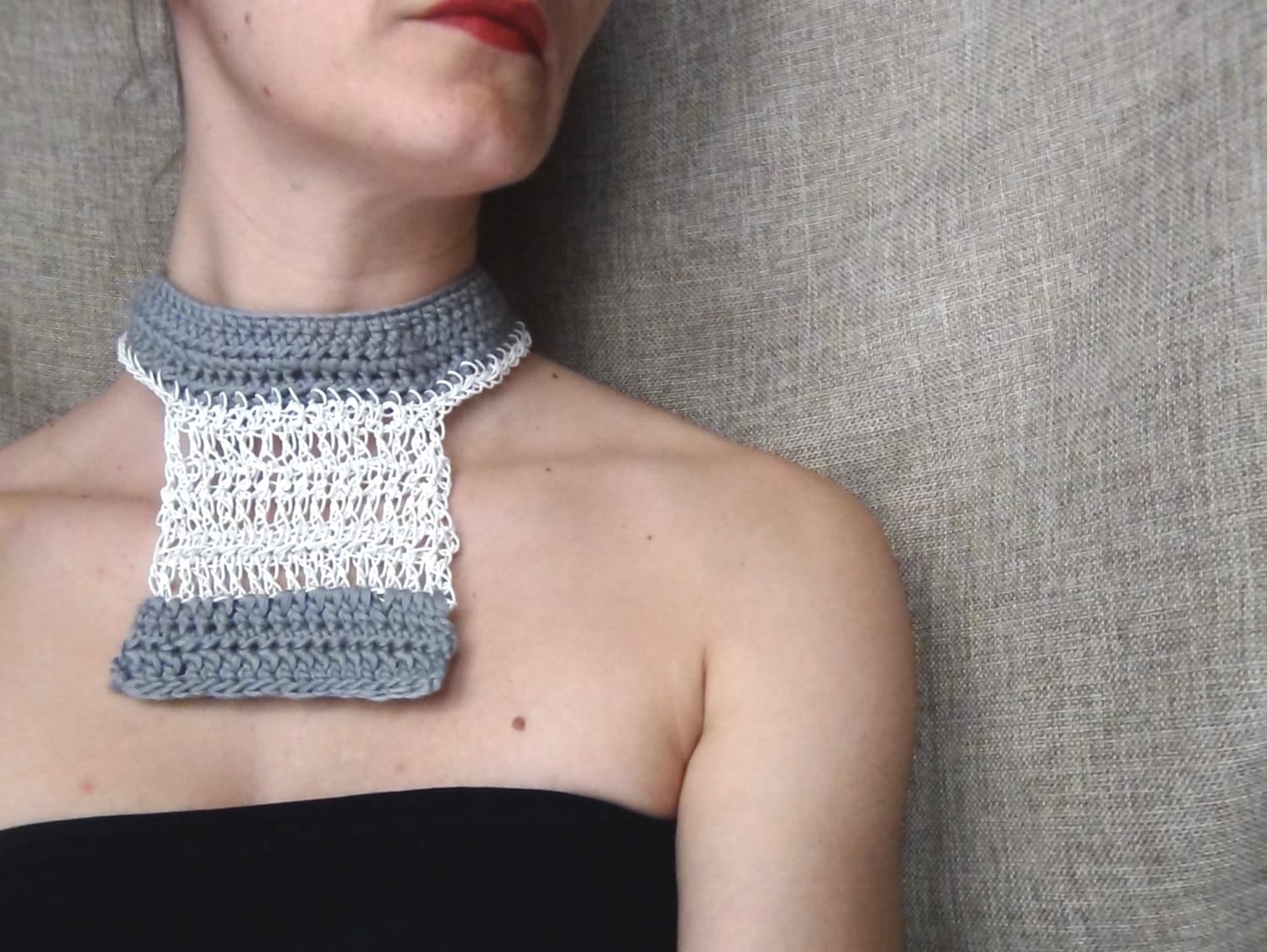 Lätzchen-Halskette, Weiß Und Grau, Papier Garn Halskette, Häkeln Schmuck, Textile Kette von WearitCrochet