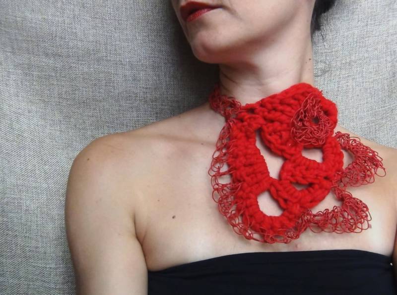Papier, Colliers, Rote Halskette, Wolle Garn Schmuck, Kette, Freiform Häkeln, Statementkette, Papier-Garn-Schmuck von WearitCrochet