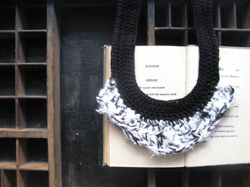 Schwarz Und Weiß-Collier, Seiden Halskette, Garn Schmuck, Anweisung Faser-Halskette von WearitCrochet