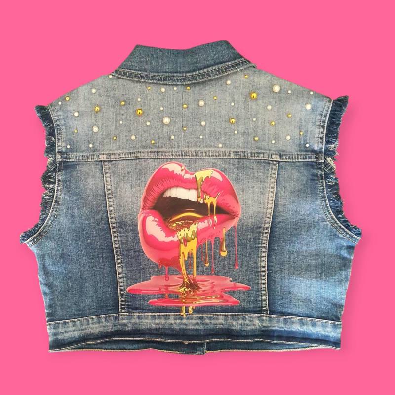 Jeans Weste Damen Veredelt Mit Perlen in Gold |Weiß Und Coolem Backprint. Ein Hingucker. Geschenkidee Für Freundin/Ehefrau/Kollegin Jeans Weste Damen Veredelt Mit Perlen in Gold |Weiß Und Coolem Backprint. Ein Hingucker. Geschenkidee Für Freundin/Ehefrau/Kollegin von WearyourmoodShop