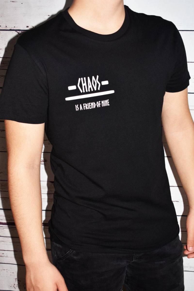 Männer T-Shirt "Chaos Is A Friend Of Mine' Aus Bio-Baumwolle von WearyourmoodShop