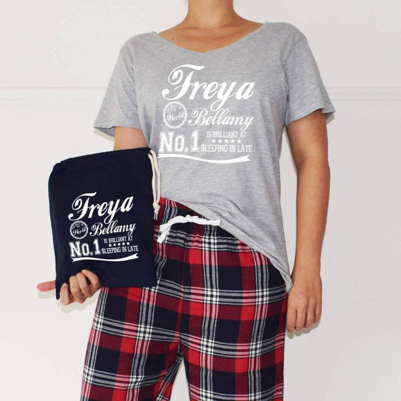 Personalisierte "Ist Genial' Damen Pyjama, Pyjama-Set von WeaselandStoatLtd