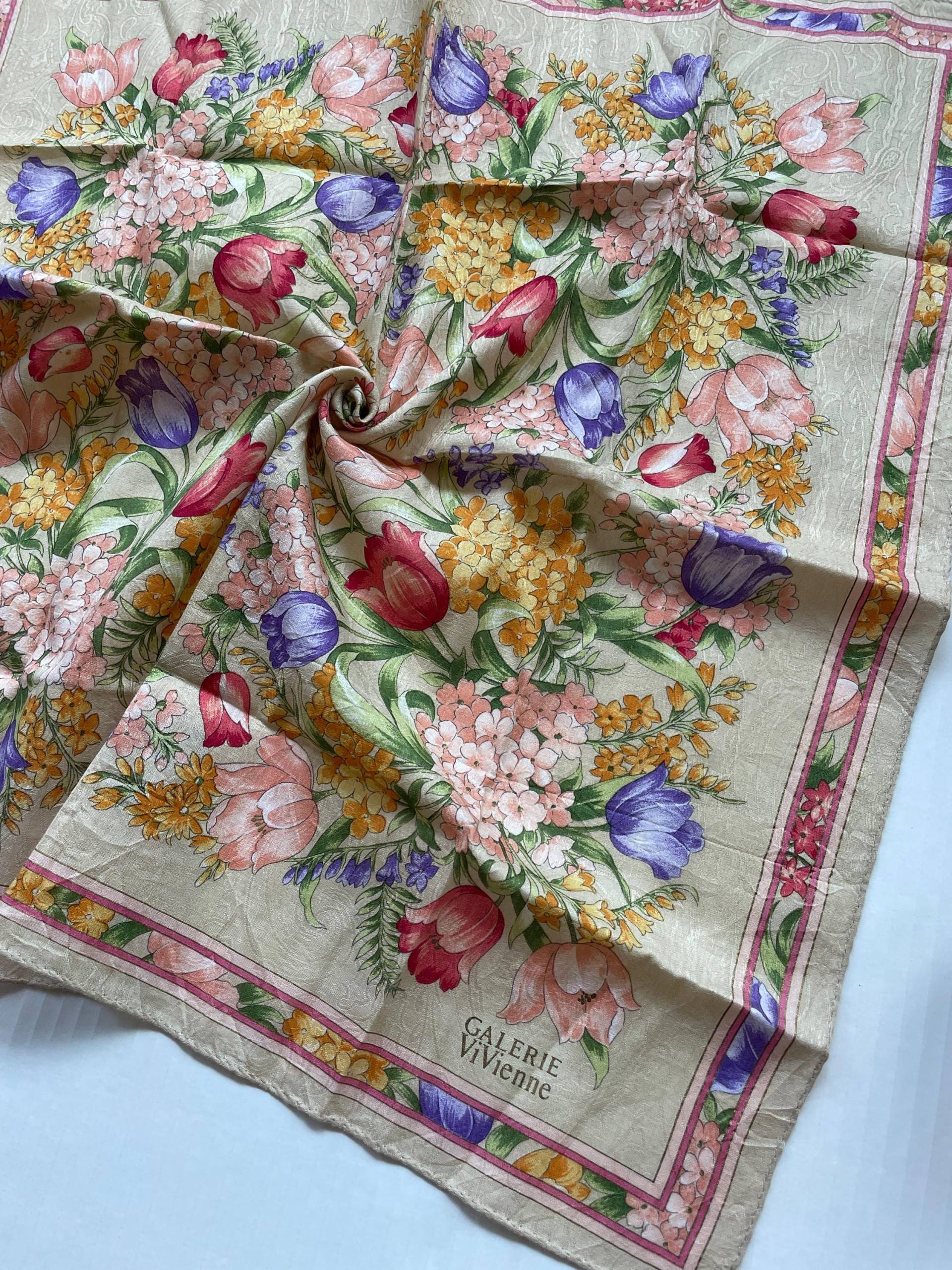 Vintage Galerie Vivienne Blumen Muster Baumwolle Taschentuch, Halstuch, Schal, Aus Japan, 49 cm49 cm Vintage Galerie Vivienne Blumen Muster Baumwolle Taschentuch, Halstuch, Schal, Aus Japan, 49 cm49 cm von WeaveEchoes