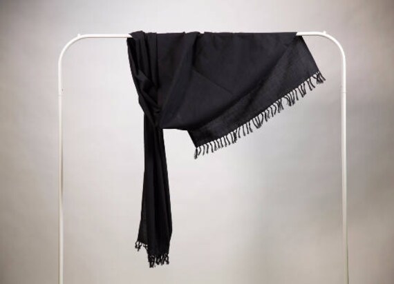 Der "Ranjali' Schal in Schwarz Von Weaving Destination Handgewebt Aus 100% Bio-Baumwolle Der "Ranjali' Schal in Schwarz Von Weaving Destination Handgewebt Aus 100% Bio-Baumwolle von WeavingDestination