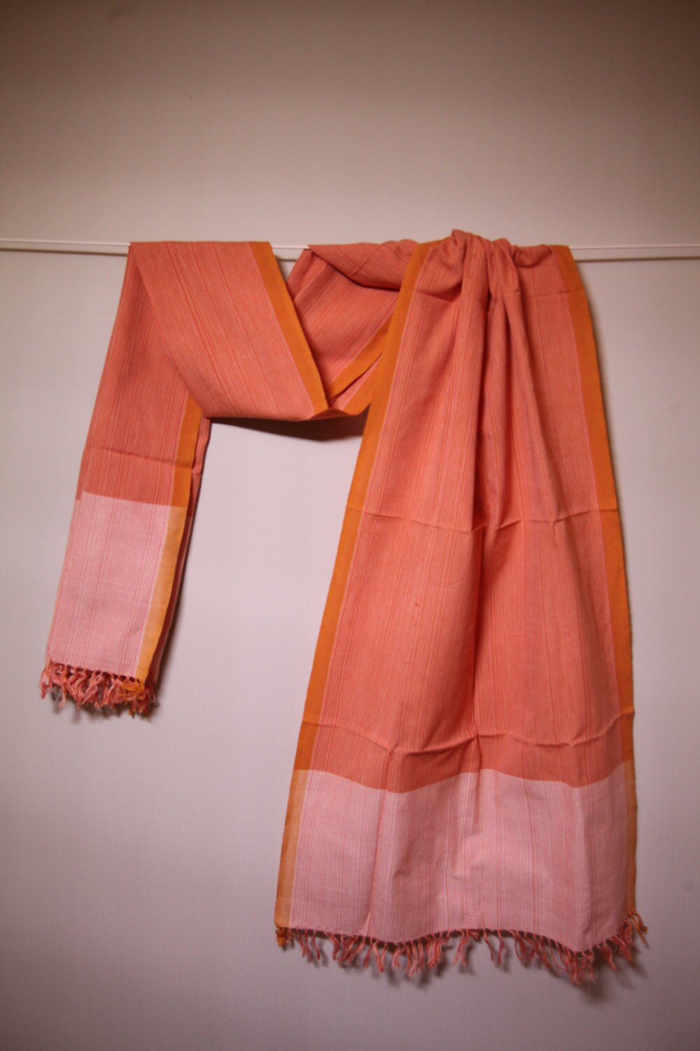 Der "Surekha' Orange Gestreifter Schal Von Weaving Destination 100% Bio-Baumwolle Der "Surekha' Orange Gestreifter Schal Von Weaving Destination 100% Bio-Baumwolle von WeavingDestination