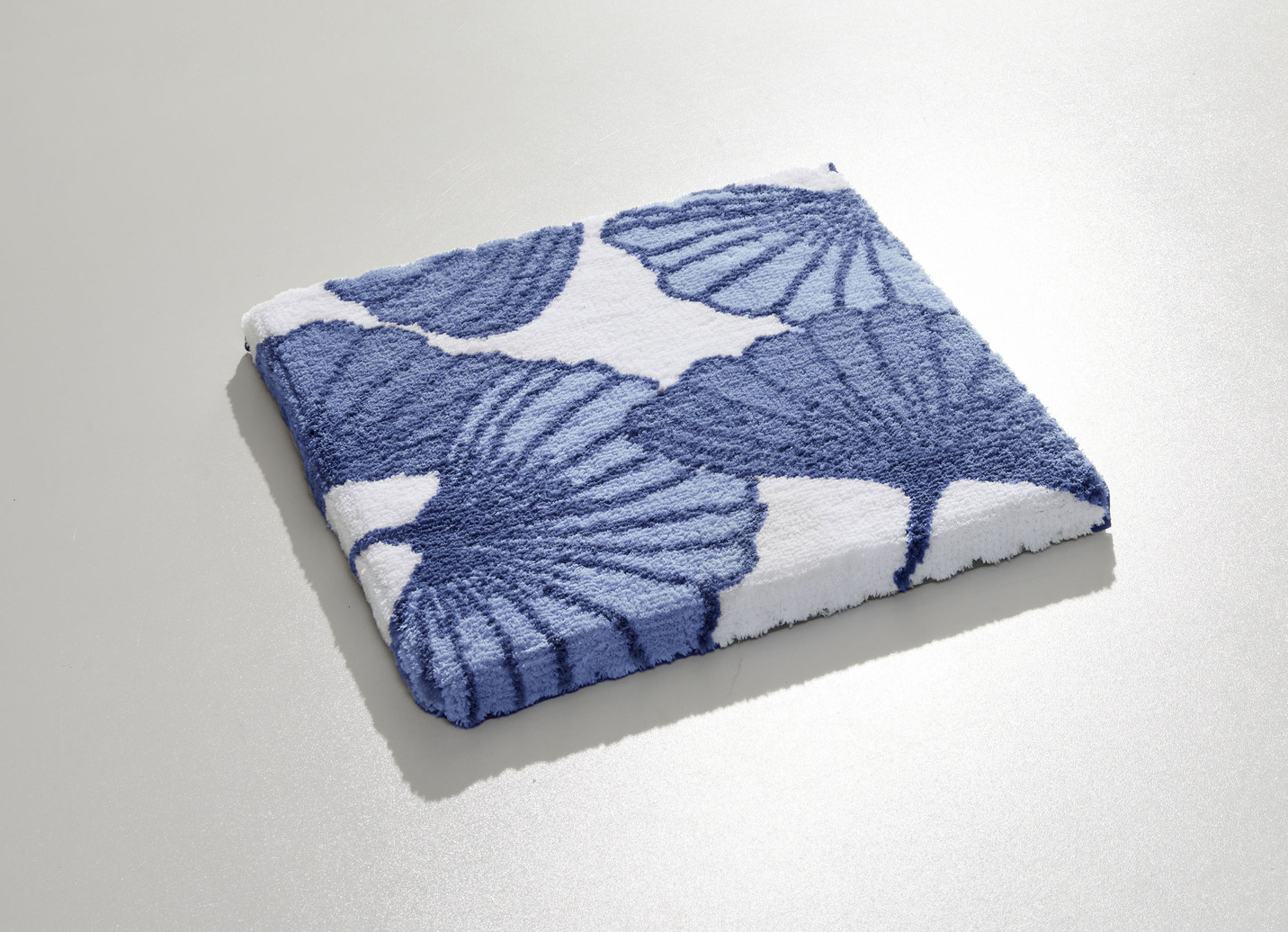 Badgarnitur mit Ginkgoblätter-Motiv, Größe 109 (Hänge-WC-Vorleger, 50/ 50 cm), Blau von Webana