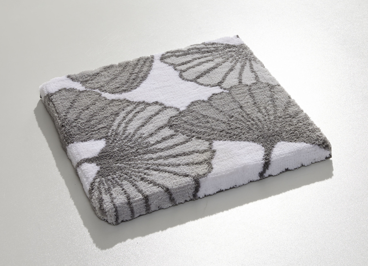 Badgarnitur mit Ginkgoblätter-Motiv, Größe 109 (Hänge-WC-Vorleger, 50/ 50 cm), Grau von Webana