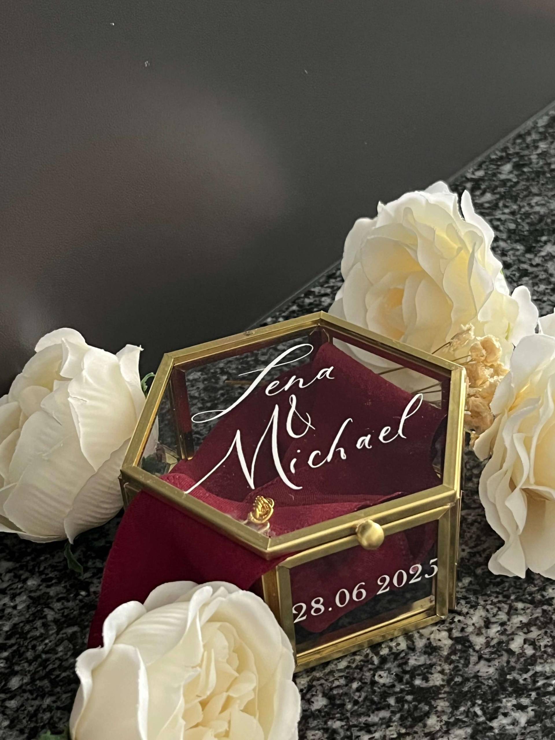 Ringschatulle Aus Glas Mit Goldrand, Namen & Datum Ringschatulle Aus Glas Mit Goldrand, Namen & Datum von WeddiPaper