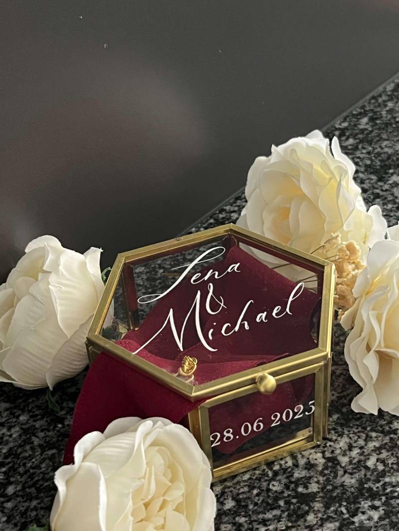 Ringschatulle Aus Glas Mit Goldrand, Namen & Datum Ringschatulle Aus Glas Mit Goldrand, Namen & Datum von WeddiPaper