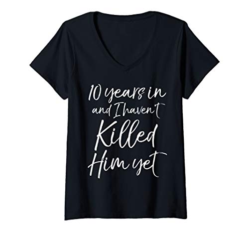 Damen 10th Anniversary 10 Years in and I Haven't Killed Him Yet T-Shirt mit V-Ausschnitt Damen 10th Anniversary 10 Years in and I Haven't Killed Him Yet T-Shirt mit V-Ausschnitt von Wedding Anniversary Husband & Wife Couples Gifts
