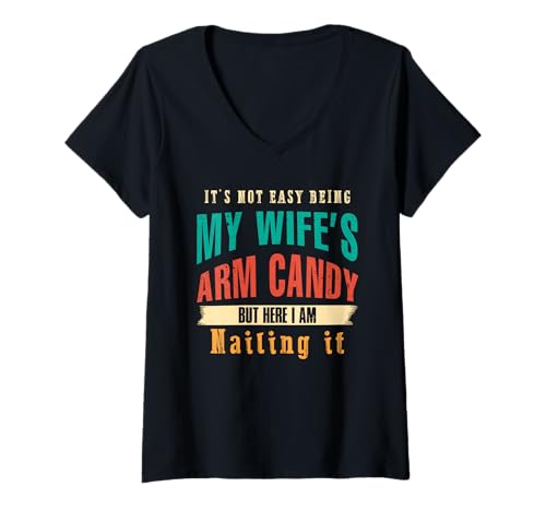 Damen Nicht einfach, die meiner Frau zu sein, aber hier mache ich es fertig Lustiger Ehemann T-Shirt mit V-Ausschnitt Damen Nicht einfach, die meiner Frau zu sein, aber hier mache ich es fertig Lustiger Ehemann T-Shirt mit V-Ausschnitt von Wedding Anniversary Marriage Anniversary Valentine