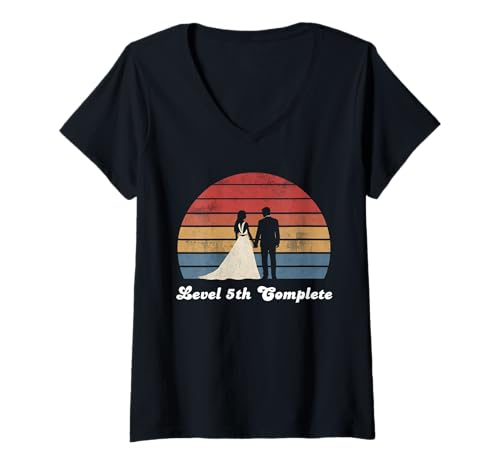 Damen Level 5: Schließe den 5-jährigen Hochzeitstag im Retro-Stil ab T-Shirt mit V-Ausschnitt Damen Level 5: Schließe den 5-jährigen Hochzeitstag im Retro-Stil ab T-Shirt mit V-Ausschnitt von Wedding Anniversary