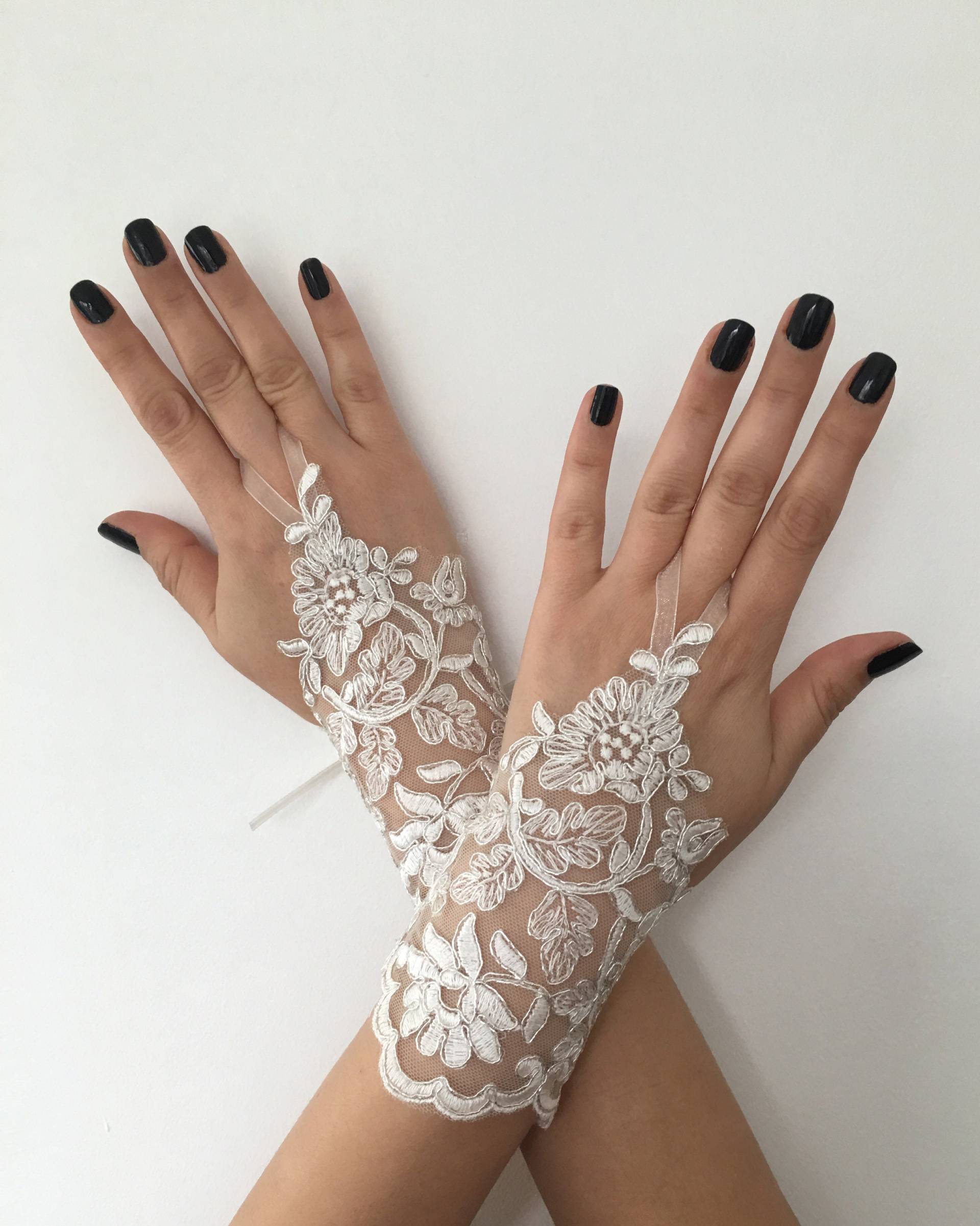 Elfenbein Silber Braut Handschuhe Hochzeit Handschuhe, Spitze, Handgemachte Fingerlose von WeddingBarefoot