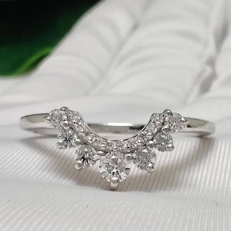 Runder Schnitt Weißer Moissanite Gebogener Ehering 925Er Silber Contour Style Chevron Band Stacking Passendes Versprechen Handgemachter Brautring von WeddingDiamond