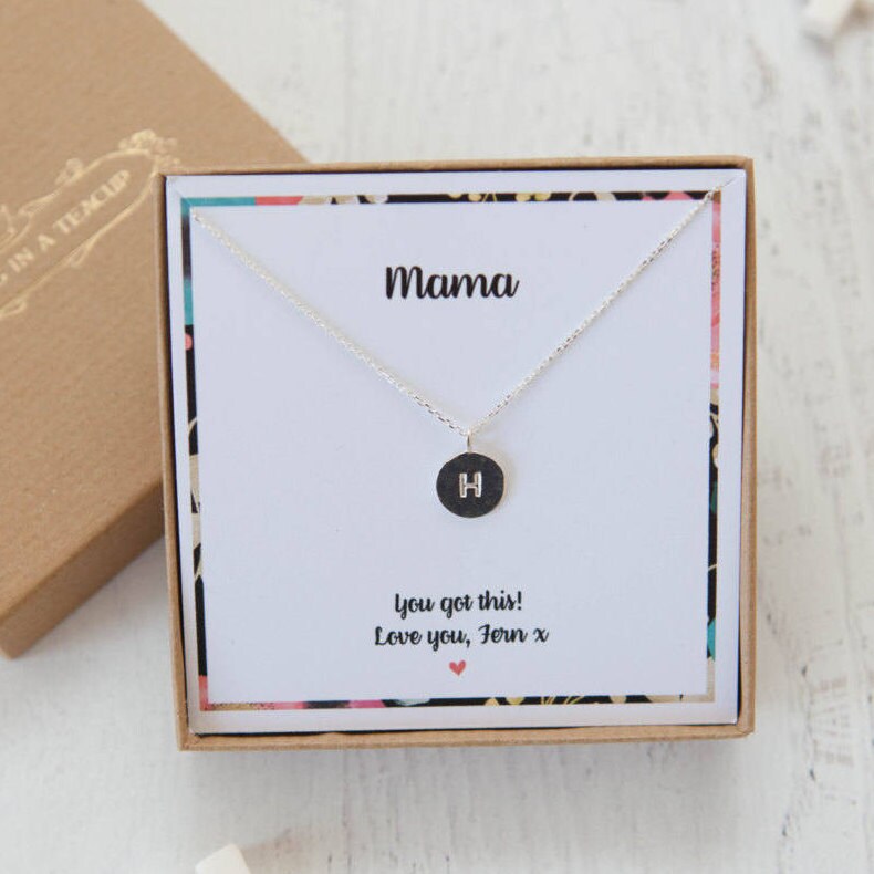 Mama Anfangs-Disc-Halskette Auf Personalisierter Geschenkkarte Mama Anfangs-Disc-Halskette Auf Personalisierter Geschenkkarte von WeddingInATeacup