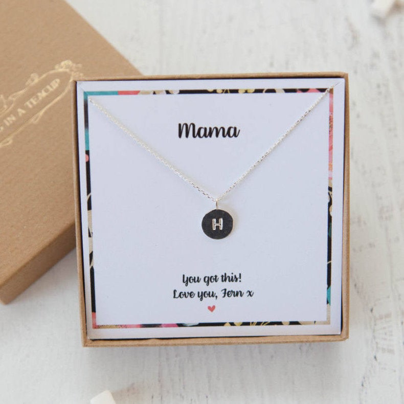 Mama Anfangs-Disc-Halskette Auf Personalisierter Geschenkkarte Mama Anfangs-Disc-Halskette Auf Personalisierter Geschenkkarte von WeddingInATeacup
