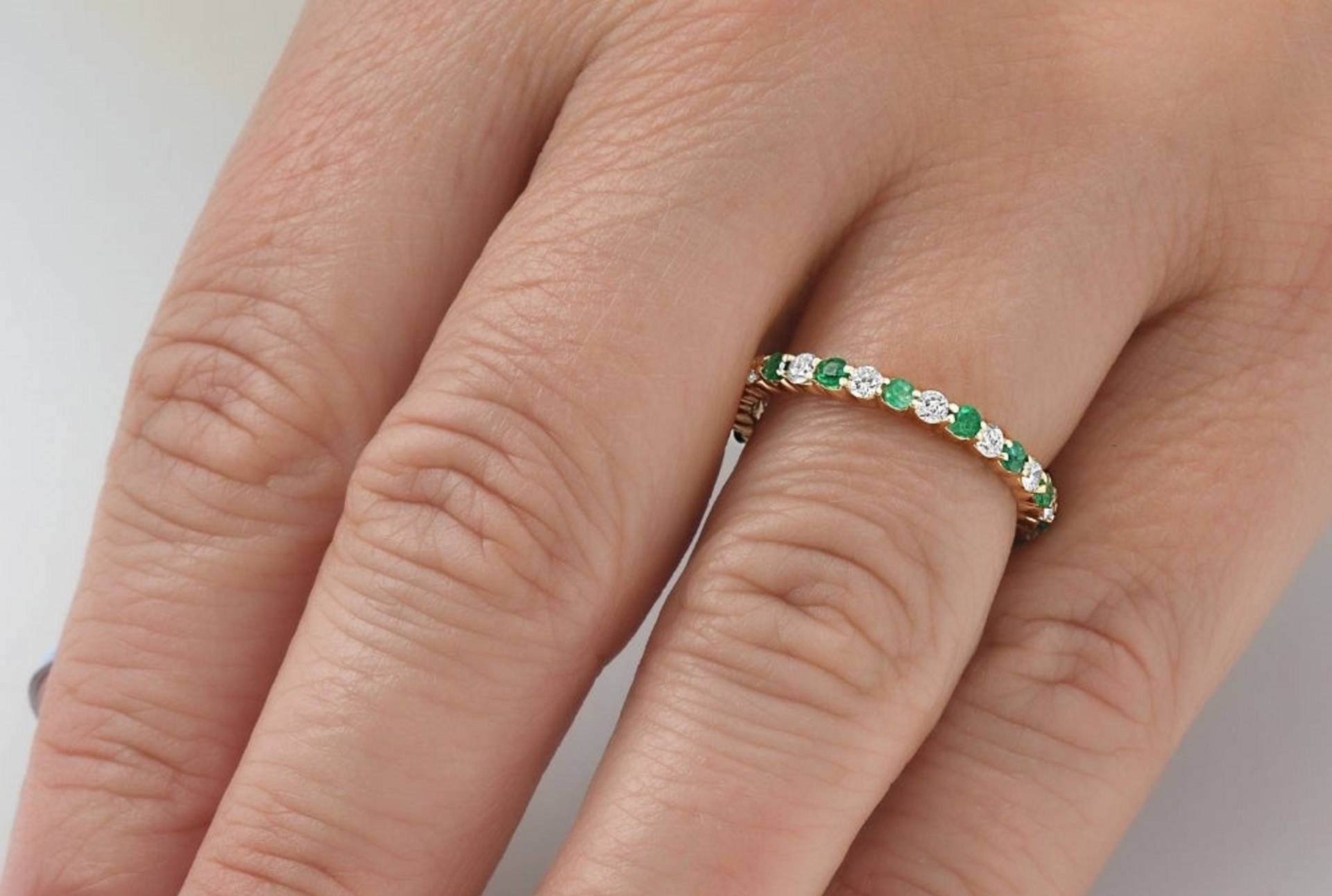 Frauen Multi Stein Ehering, Rundschliff Moissanit Und Grüner Smaragd Verlobungsring, Massives Gold Full Eternity Band, Geschenk Für Sie von WeddingJewellry