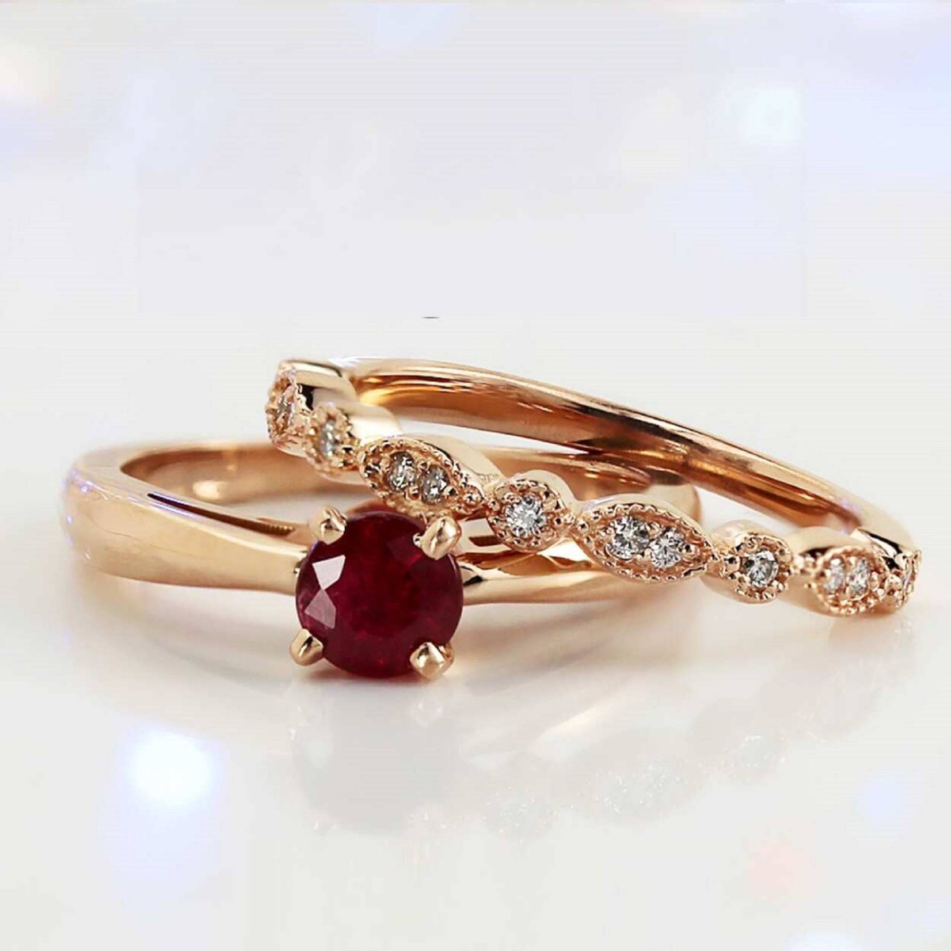 Roter Granat Verlobungsring Set, Akzent Moissanit Ehering Solitär Ring Mit Multi Stein Band, Solid Gold Versprechen Set von WeddingJewellry