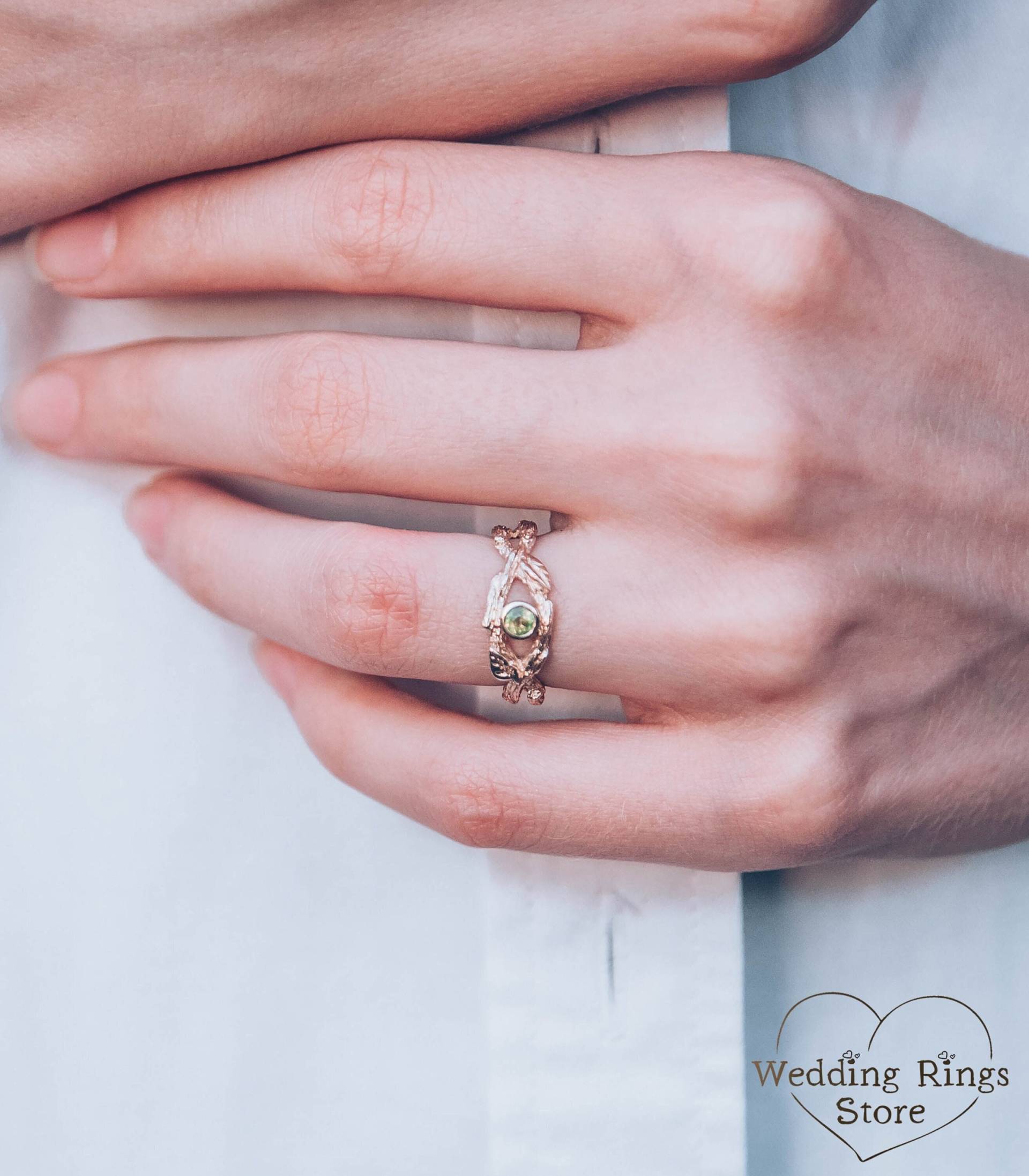 Einzigartiger Zweig Und Zwei Blätter Verlobungsring Mit Peridot, Geflochtener Frauenring, Peridot in 585 Gelbgold Einzigartiger Zweig Und Zwei Blätter Verlobungsring Mit Peridot, Geflochtener Frauenring, Peridot in 585 Gelbgold von WeddingRingsStore