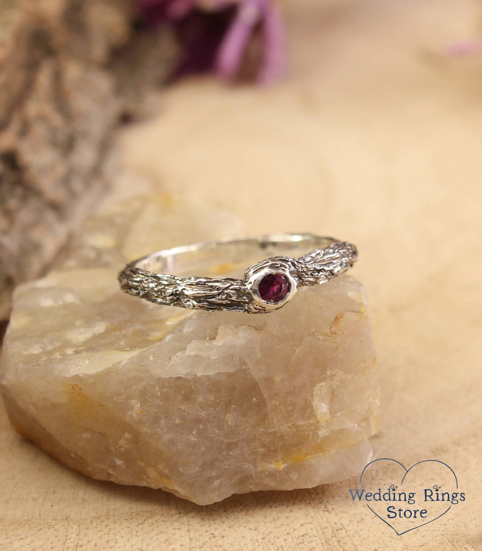 Eleganter Rubin Verlobungsring Mit Baumrinde Band, Silber Holzring in Holz-stil, Ihr Holz Ehering Edelstein, Juli Birthstone Ring von WeddingRingsStore