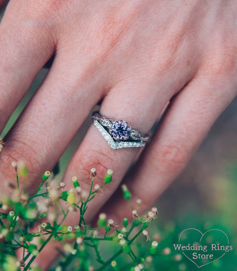 Eleganter V-Ring Aus Sterlingsilber Mit 5 Mm Natürlichem Amethyst Auf Einem Zweig, Der Kleinen Edelsteinen Und Süßen Blättern Übersät Ist von WeddingRingsStore