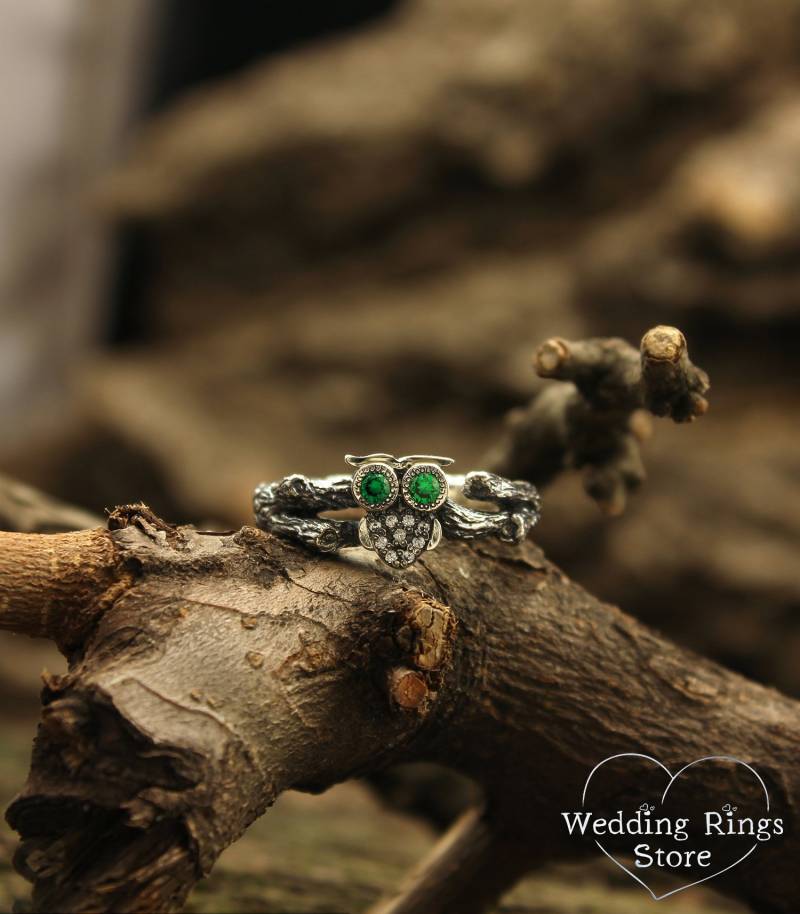 Eule Auf Ast Silber Verlobungsring Mit Smaragden Eule Auf Ast Silber Verlobungsring Mit Smaragden von WeddingRingsStore